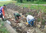 TNI Hadir di Tengah Petani, Babinsa Koramil 10/Tanah Jawa Gotong Royong Bangun Irigasi Persawahan