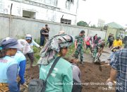 Gerak Cepat Babinsa dan Warga, Jalan Berlubang di Saribu Dolok Dibuat Lebih Aman Dilintasi