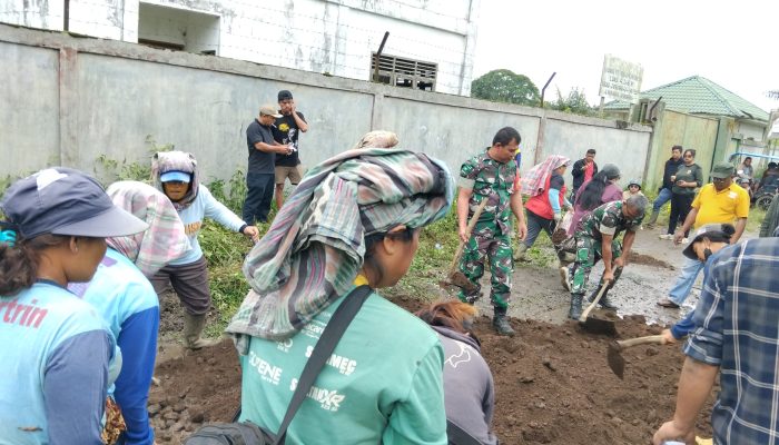 Gerak Cepat Babinsa dan Warga, Jalan Berlubang di Saribu Dolok Dibuat Lebih Aman Dilintasi