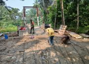 Jembatan Gantung Penghubung Dua Kecamatan di Simalungun Dikebut, Babinsa dan Warga Kompak Bergotong Royong