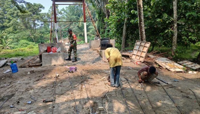 Jembatan Gantung Penghubung Dua Kecamatan di Simalungun Dikebut, Babinsa dan Warga Kompak Bergotong Royong