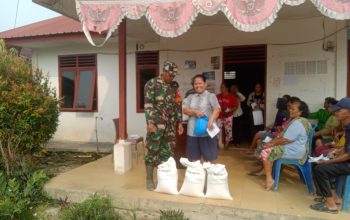 Bantuan Pangan Bulog Disalurkan, Babinsa Turun Langsung Dampingi Warga di Siantar Marihat