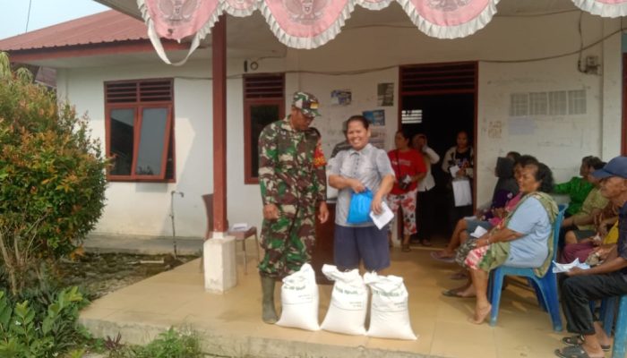Bantuan Pangan Bulog Disalurkan, Babinsa Turun Langsung Dampingi Warga di Siantar Marihat
