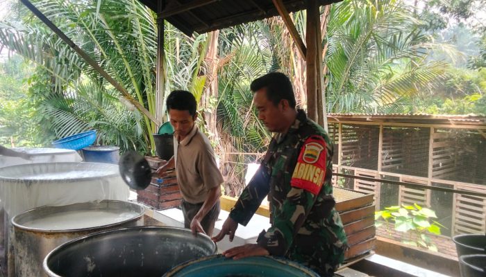 Dari Dapur Produksi Tahu, Babinsa Serbelawan Dorong Ekonomi Warga Simalungun Tumbuh