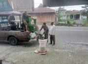 Tak Sekadar Dampingi di Sawah, Babinsa Turun Langsung Bantu Petani Giling Padi di Simarimbun