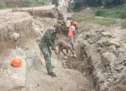 Babinsa Turun Langsung, Bantu Bangun Tembok Penahan Banjir di Dolok Ilir Simalungun